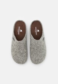Grå tovade tofflor med rundad tådesign, som har en mjuk inredning och en liten logotyp på sidan. Texturerad ullutsida.