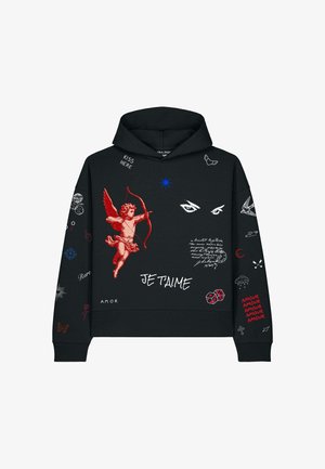 Sweat à capuche noir avec un cupidon rouge tirant une flèche, yeux blancs, étoile bleue, dés et mots comprenant "JE T'AIME," "KISS HERE," et répété "AMOUR" en rouge.