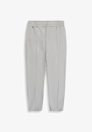 Pantalones jogger gris claro con cintura elástica, cordón, bolsillos laterales y puños elásticos.