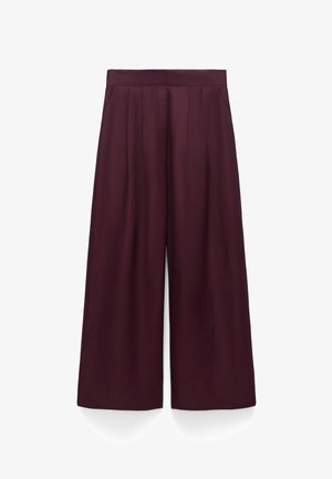 Pantaloni bordeaux a gamba larga con una texture liscia, design frontale plissettato e una cintura elastica. Nessuna chiusura o motivo visibile.