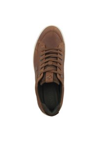 Braune Leder-Sneaker mit runder Spitze, weißer Gummisohle und braunen Textilakzenten. Mit Schnürsenkeln und einem Logo auf der Zunge.