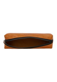 Trousse à crayons rectangulaire en cuir marron avec fermeture éclair noire partiellement ouverte, montrant l'intérieur vide sur fond blanc.
