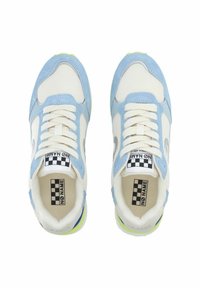 Sneakers azzurri e crema con materiali in rete e scamosciato. Presentano lacci bianchi, etichetta a linguetta con motivo e una suola con accenti verdi.