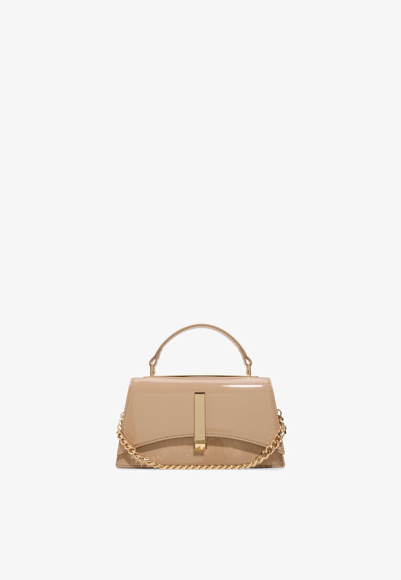 Sac à main en cuir verni beige avec poignée supérieure et bandoulière chaîne dorée amovible, doté d'une fermeture centrale par fermoir doré.