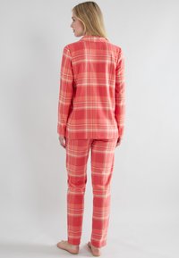 Götzburg SET LANG - Pyjama - rot mittel karo