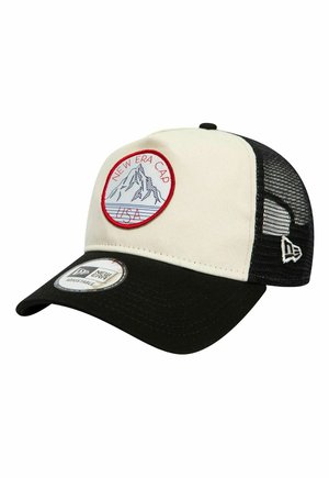 Off-white Vorderseite, schwarzer Mesh-Rücken, verstellbare Kappe mit schwarzem Schirm und besticktem rundem Aufnäher mit Bergmotiv und dem Schriftzug „New Era Cap USA“.