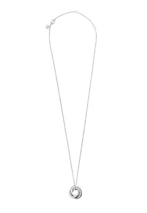 Silberne Halskette mit einem kreisförmigen Anhänger und ineinander verschlungenen Schlaufen, polierte Oberfläche und zarter Verschluss.