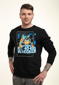 Schwarzer Hoodie mit einem grafischen Druck, der einen robotischen Charakter in Orange und Blau zeigt, beschriftet mit "EXTREME R40-601 WRECKER" in fettem Text.