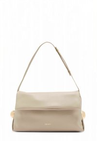 Beige Handtasche aus Kunstleder mit flachem Design, kurzem Griff und goldfarbenen Metallakzenten. Verfügt über eine Umschlagklappe und ein Logodetail.