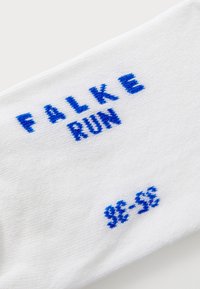 Hvit idrettssokk med blå broderte bokstaver "FALKE RUN" og størrelse "36-38." Stoffet har et strukturelt vev for pusteevne.
