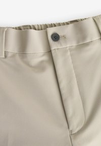 Next SMART ELASTICATED - REGULAR FIT - Pantalones chinos - neutral