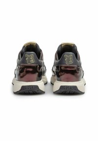 Sneaker con una finitura lucida in un profondo bordeaux scuro e nero, caratterizzate da accenti del logo dorato, colletto imbottito e suola in gomma testurizzata.