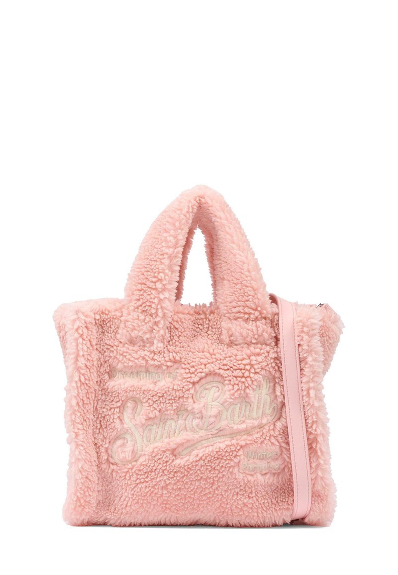 Sac en fausse fourrure rose avec deux poignées courtes, une bandoulière amovible et un texte brodé à l'avant. Apparence texturée et douce.