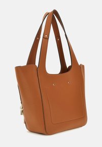 Braune, strukturierte Ledertasche mit doppelten Schulterriemen, Fronttasche und kleinen goldfarbenen Metallakzenten.