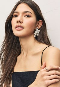 Next FLOWER STATEMENT STUD  - Pendientes - silver tone
