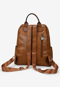 Mochila de cuero marrón con una superficie texturada, correas dobles para los hombros y un asa superior. Cuenta con un bolsillo con cremallera y herrajes metálicos en contraste.