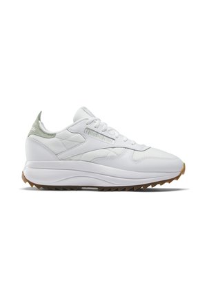 Sneaker bianco con tomaia in pelle testurizzata e mesh, accento verde sul tallone, collo imbottito e suola in gomma marrone con tacchetti per la trazione.