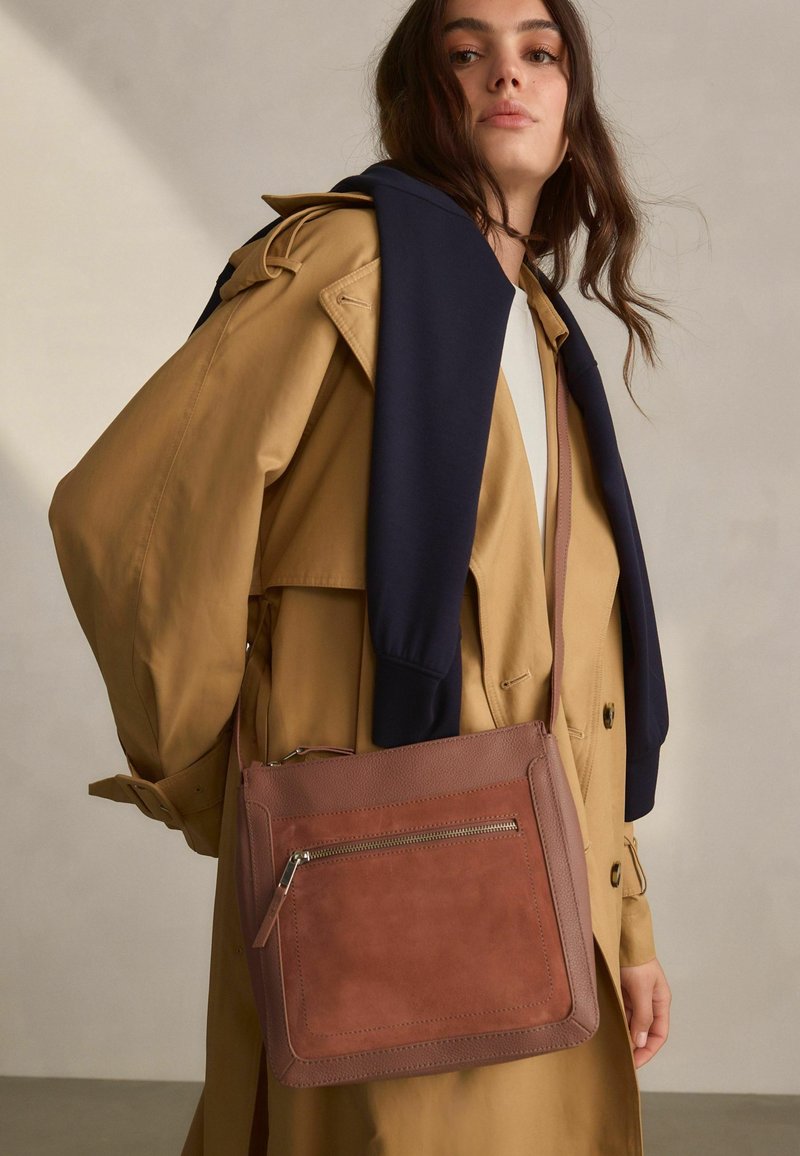 Next POCKET MESSENGER - REGULAR FIT - Rankinė per petį - pink