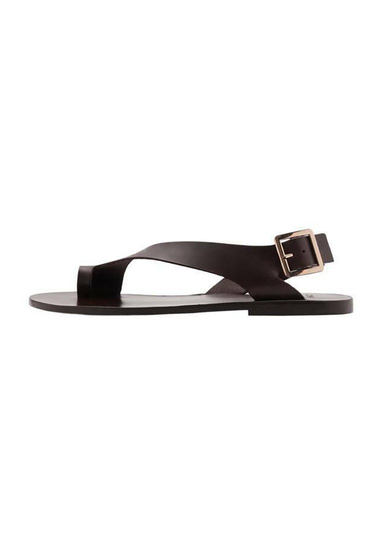 Černé kožené sandály s plochou podrážkou, kříženými popruhy a nastavitelným postranním přezkou. Elegantní a minimalistický design se hladkým povrchem.