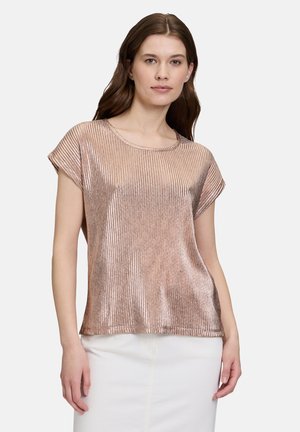 Haut court à manches courtes en rose doré brillant avec une texture côtelée et un col rond, présentant des manches roulées et une coupe décontractée.