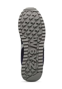 Schuhsohle aus grauem Gummi mit einem Sternmuster-Profil. Merkmale sind das geprägte "W6YZ" und abwechselnde Rillen für besseren Halt.