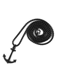 Collana in catena nera con pendente a forma di ancora. La catena è composta da anelli rotondi intrecciati; il pendente ha una finitura opaca e tre punte.