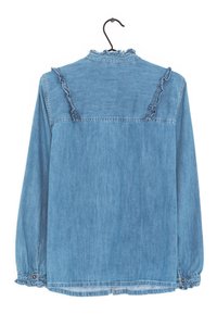 Blauwe spijkerblouse met lange mouwen, ruches langs de schouders en de kraag, knoopdetails bij de manchet, en een ontspannen pasvorm.