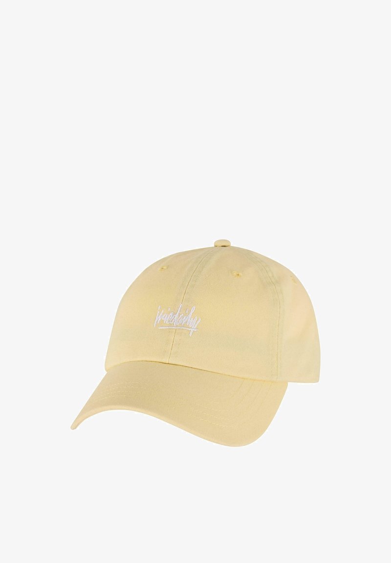 Cappellino da baseball in cotone giallo con visiera curva e testo ricamato bianco che dice "amicizia". Sei fori di ventilazione sulla corona.