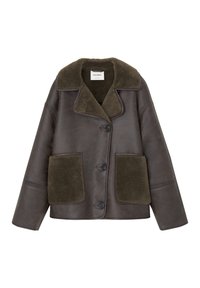 Chaqueta de cuero marrón con cuello de borreguillo verde oliva y bolsillos tipo parche, que presenta un cierre de botón y un diseño de ajuste relajado.