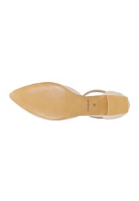 Beige lodičky s špičatou špičkou, texturovanou hnědou podrážkou a úzkým podpatkem. Mají minimalistický design s jemnými popruhy.