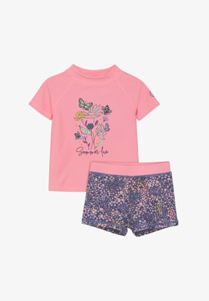 Rosa kurzärmeliges Oberteil mit floralen und Schmetterlingsmotiven; kombiniert mit marineblauen Shorts mit buntem Blumenmuster und elastischem Bund.