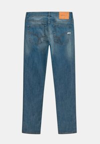 Jeans de mezclilla azul con un diseño de pierna recta, que presentan dos bolsillos traseros con costuras decorativas y una etiqueta de marca de cuero en la cintura.