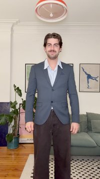 Tumesinine bleiser notš-lapaga, kantud hele sinise triibulise särgi peal; kombineeritud tumedate pükstega. Siseõhkkond dekoratiivsete aktsentidega.