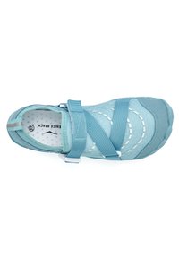 Aqua-blaue Wasserschuhe mit einem Obermaterial aus Mesh, Gummisohle und elastischen Riemen. Verfügt über ein gemustertes Design und einen verstärkten Bereich für die Zehen.