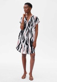 Korte mouw jurk met een zwart-wit zebrapatroon en roze accenten, gemaakt van een lichtgewicht stof, met een knielange snit.