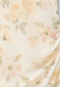Stof met bloemmotief in zachte pastelkleuren, met rozen en bladeren op een lichte achtergrond, met een gestructureerde netfinish en geplooide details.