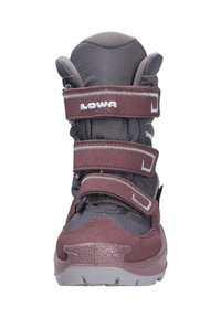 Stivale da trekking bordeaux e grigio con una tomaia in tessuto testurizzato, tre cinghie regolabili in Velcro e un collare imbottito per supporto.