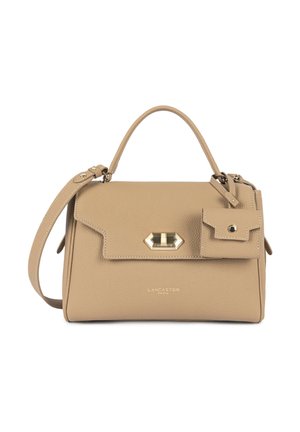 Sac à main en cuir beige Lancaster Paris avec poignée supérieure, fermoir doré, bandoulière amovible et petite pochette attachée avec bouton-pression.