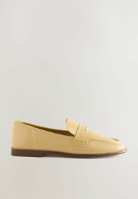 Gele leren loafers met een ronde neus, voorzien van een opvallende band over de wreef en een lage bruine hak. Gladde textuur aan de gehele zijde.