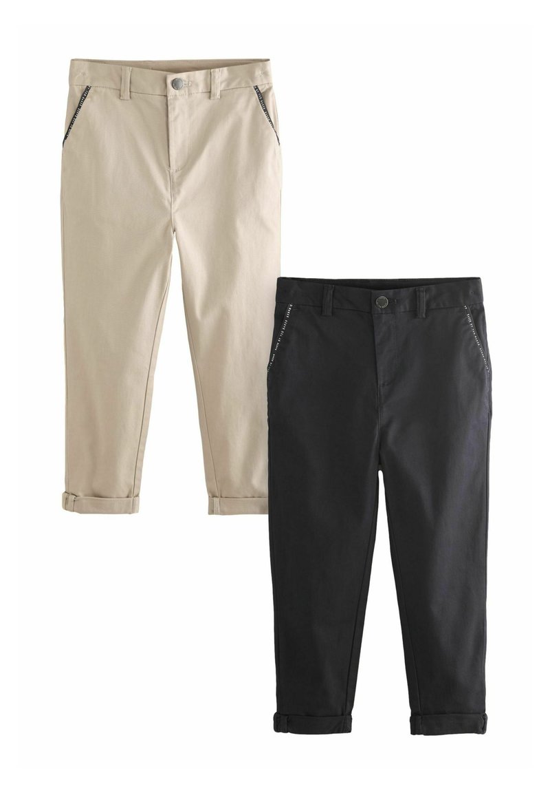 Deux paires de pantalons à revers : l'une beige avec des poches zippées, l'autre noire avec des détails assortis. Les deux sont en tissu léger.