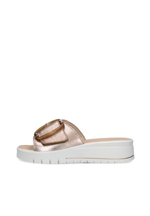 Sandalo a ciabatta in oro rosa metallizzato con cinturino largo e grande fibbia traslucida su suola platform bianca con battistrada rigato.