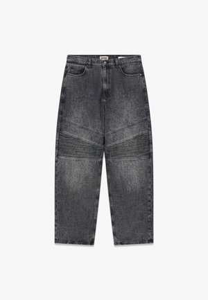 Jeansy z szerokimi nogawkami z wyblakłego czarnego denimu. Charakteryzują się przeszywanymi panelami i teksturowanymi akcentami. Cztery kieszenie oraz zapięcie na guziki.