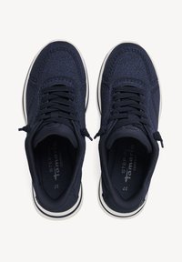 Marineblaue Sneaker mit gewebter Textur, runder Zehenpartie und kontrastierender weißer Sohle. Mit Schnürsenkeln und gepolstertem Knöchelstütze.