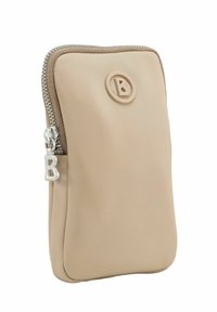 Pochette beige zippée en nylon doux, avec un logo rond embossé et une tirette de fermeture éclair argentée avec une étiquette. Texture lisse.