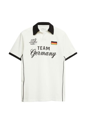 Biała koszulka polo z czarnym kołnierzykiem i obszyciem rękawów, z napisem "TEAM Germany", z flagą Niemiec i napisem 2026 Global Football Championship.