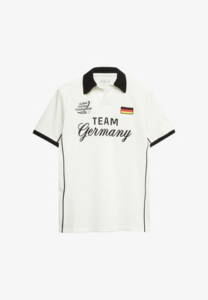 Biała koszulka polo z czarnym kołnierzykiem i obszyciem rękawów, z napisem "TEAM Germany", z flagą Niemiec i napisem 2026 Global Football Championship.