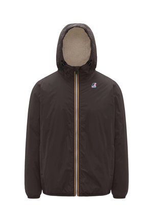 Giacca a vento marrone con cappuccio, dotata di una cerniera frontale con dettagli gialli e tasche laterali. Tessuto leggero con una texture liscia.