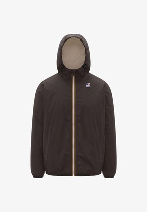 Giacca a vento marrone con cappuccio, dotata di una cerniera frontale con dettagli gialli e tasche laterali. Tessuto leggero con una texture liscia.