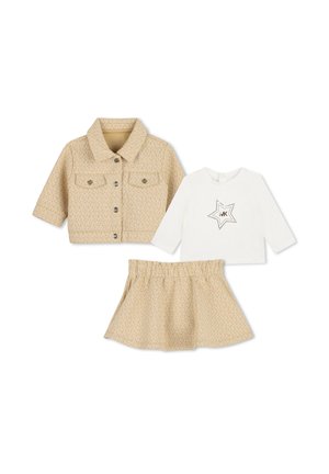 Beige patroon jas, beige rok en wit shirt met lange mouwen met ster en MK-logo, getoond op een witte achtergrond.