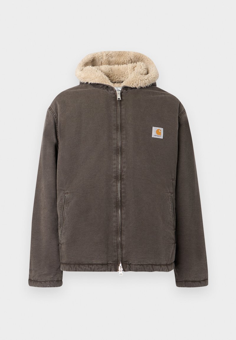 Braune Reißverschlussjacke mit beige gefütterter Kapuze aus Fleece und zwei Vordertaschen, mit kleinem quadratischem Carhartt-Logo auf der Brust.
